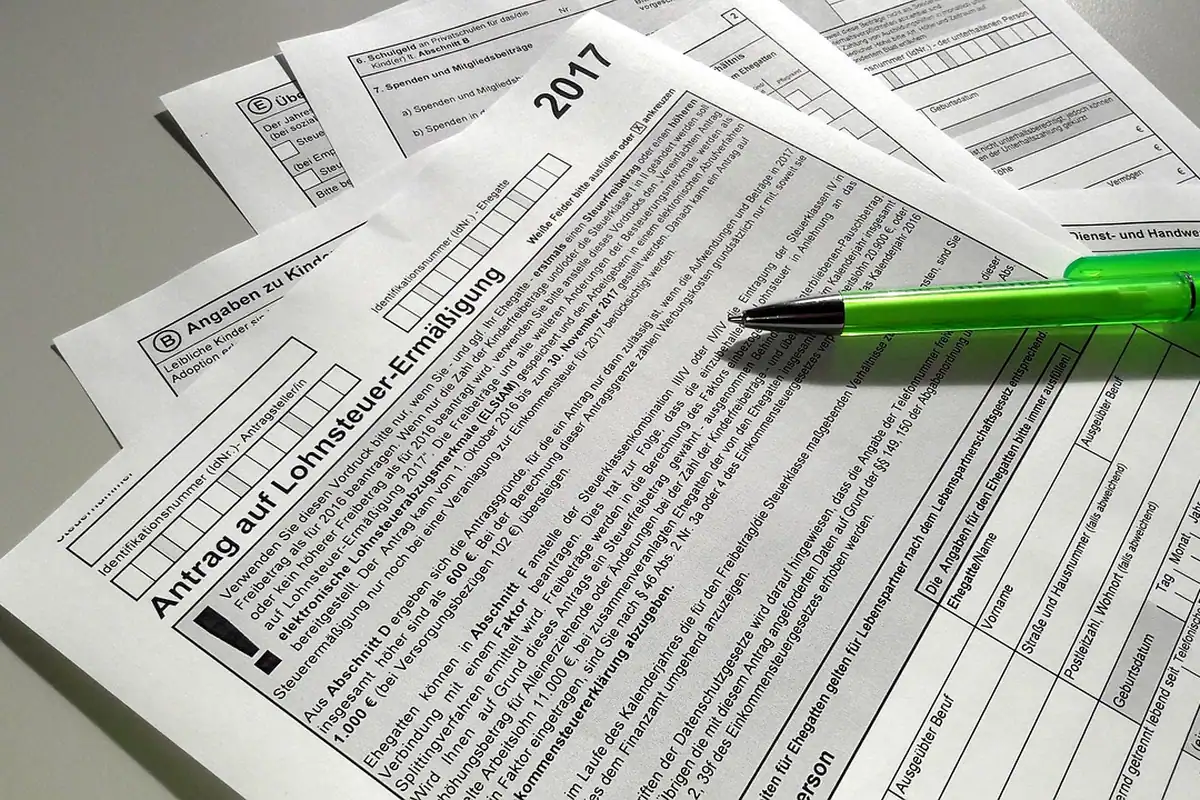 Formulare de declarație fiscală completate la un birou