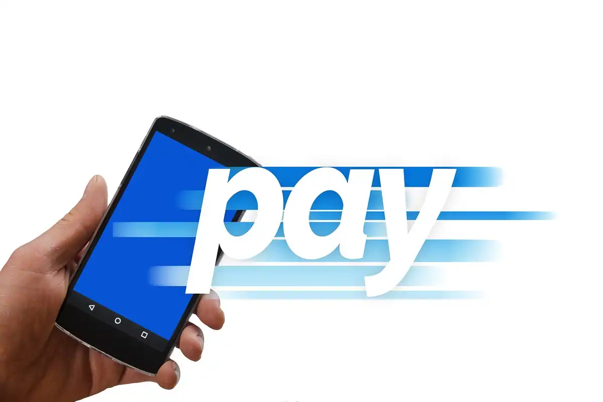 Telefon ținut în mână, cu un ecran albastru de plată și cuvântul pay