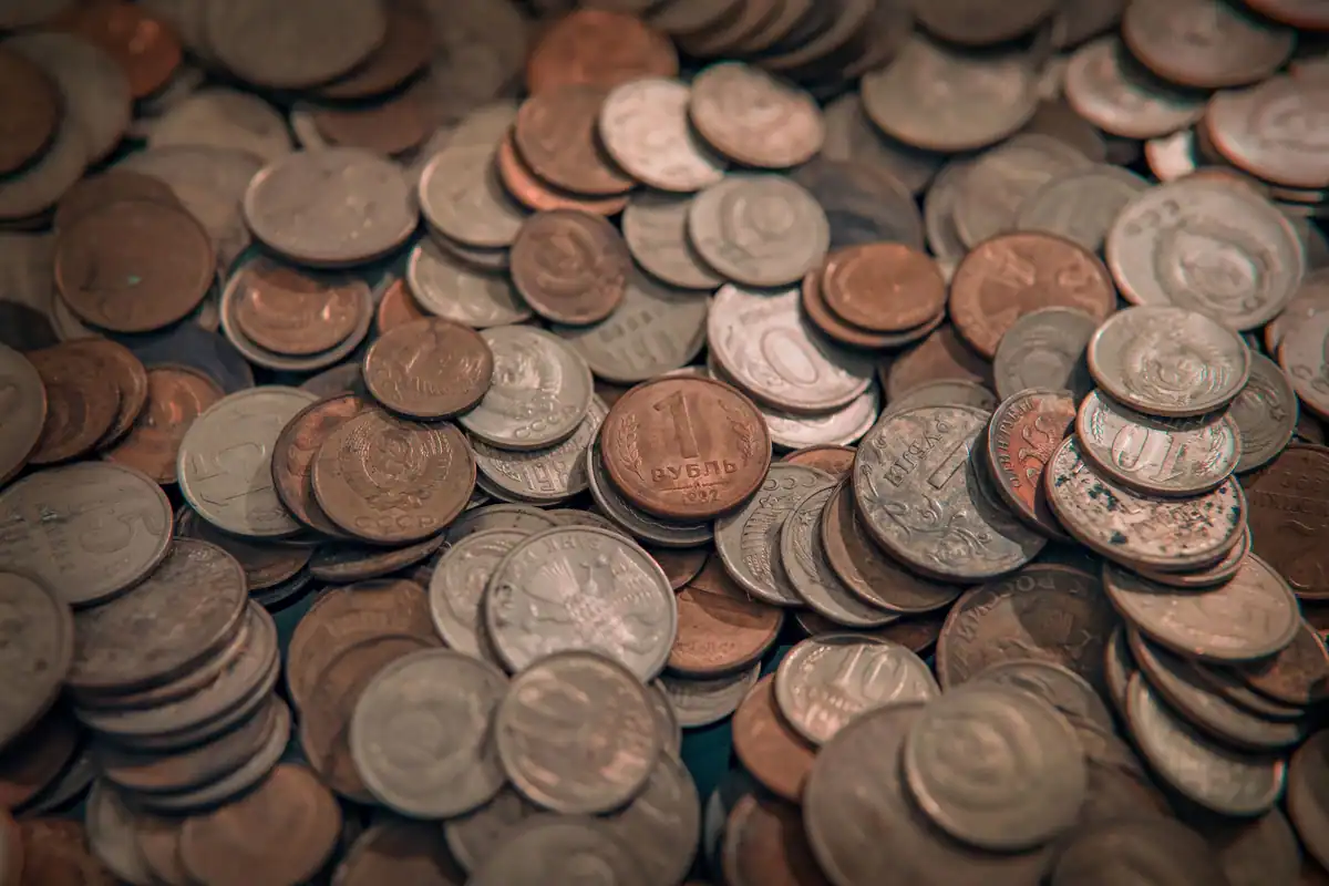 Grămadă de monede vechi din aramă, pentru plata impozitelor în rate