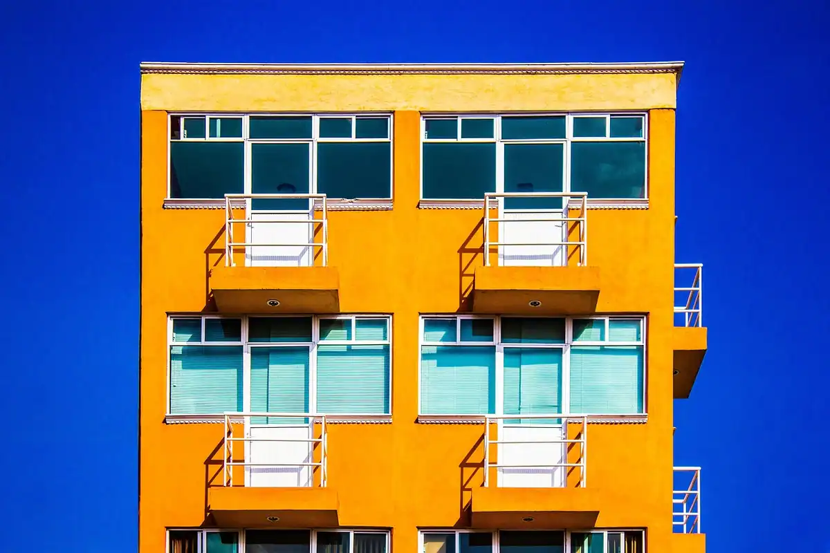 Clădire de apartamente cu balcoane și fațadă portocalie